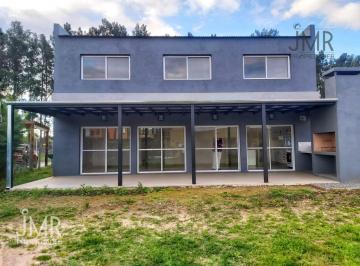 Casa · 132m² · 4 Ambientes · 3 Cocheras · Casa 4 Amb. en Venta en San Eduardo, Pilar del Este, Sobre Lote de 447 m² y Pileta