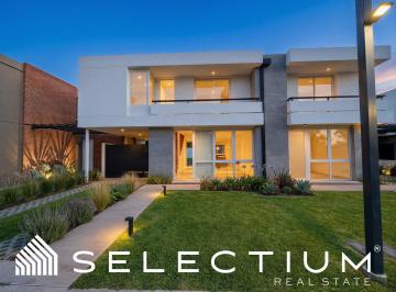 Casa · 106m² · 3 Ambientes · 2 Cocheras · Casa en Valle Escondido
