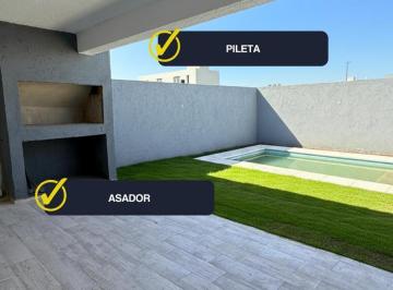 Casa · 98m² · 8 Ambientes · 2 Cocheras · Docta Boulevard Todo en Planta Baja con Pileta