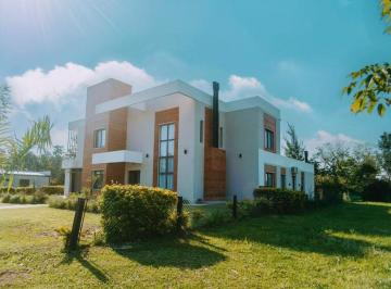 Casa , Corrientes · Casa Moderna en Club de Campo Santa Teresita – Doble Altura, Quincho y Parque