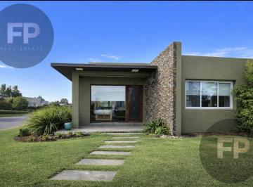 Casa · 195m² · 5 Ambientes · 2 Cocheras · Casa en Venta, Barrio Cruz del Sur.