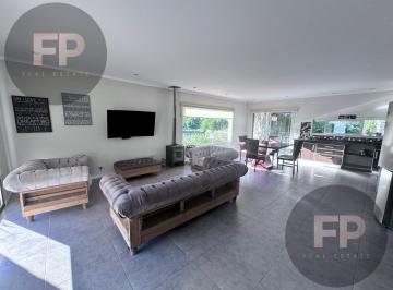 Casa · 195m² · 5 Ambientes · 2 Cocheras · Casa en Venta, Barrio Cruz del Sur.