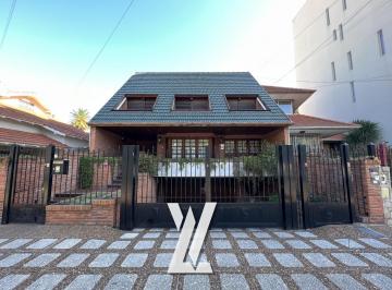 Casa · 475m² · 6 Ambientes · 4 Cocheras · Casa 6 Ambientes en Venta Bernal Centro - Apto Credito