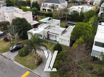 Casa · 140m² · 4 Ambientes · 2 Cocheras · Casa 4 Ambientes en Venta en Fincas de Iraola 2 - Apto Crédito