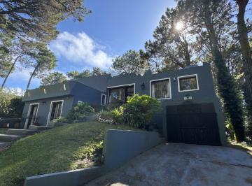 Casa · 130m² · 4 Ambientes · 1 Cochera · Casa en Venta | Pinamar Golf | Gas Natural | Cochera | Escualos 1389