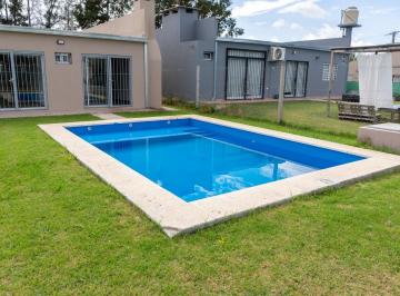 Casa · 130m² · 3 Ambientes · 1 Cochera · Casa en Venta en La Plata - Arana, Cochera y Pileta en Barrio Cerrado.