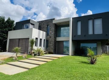 Casa · 438m² · 5 Ambientes · 1 Cochera · Casa Premium