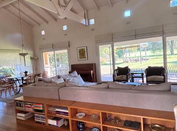 Casa de 6 ambientes, Córdoba · Casa en Una Sola Planta con Vista Al Golf / Lomas de La Carolina / Lote Central
