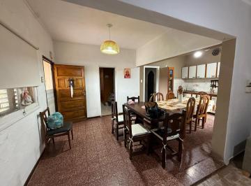 Casa · 200m² · 3 Ambientes · 1 Cochera · Casa de Tres Ambientes con Cochera, en Bernal Oeste en Venta