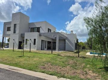 Casa de 5 ambientes, Pilar · Casa Moderna a Estrenar con Piscina. 5 Amb. Excelente Calidad Constructiva.