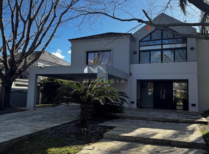 Casa · 400m² · 6 Ambientes · 2 Cocheras