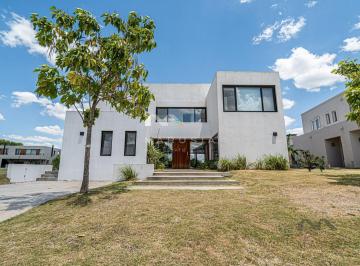 Casa · 334m² · 6 Ambientes · Casa en Venta en La Calesa, Pilara, Pilar