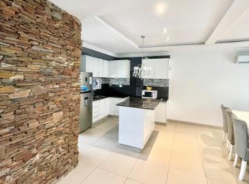 Casa · 162m² · 3 Ambientes · 2 Cocheras · Casa Dos Plantas en Venta 3 Ambientes con Parque y Pileta