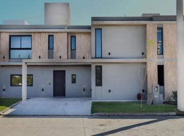 Casa · 150m² · 4 Ambientes · 2 Cocheras · A Estrenar Duplex 3 Dorm. 3 Baños de 1° Calidad de Terminacion Distrito Sur