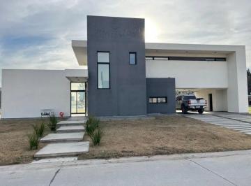 Casa · 873m² · 4 Ambientes · 5 Cocheras · Casa en Canning (Ezeiza)