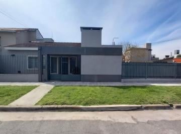 Casa · 107m² · 4 Ambientes · 2 Cocheras · Casa en Ituzaingo Norte.