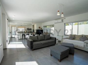 Casa · 260m² · 5 Ambientes · 2 Cocheras · Casa en Venta en City Bell
