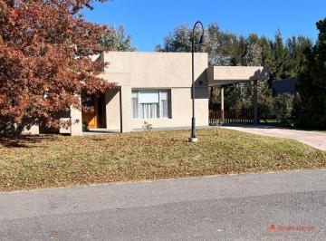 Casa · 140m² · 5 Ambientes · 2 Cocheras · Casa de 5 Ambientes en Venta en Lomas de San Antonio con Pileta