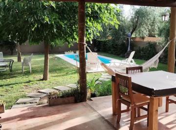 Casa de 4 ambientes, Cruz de Piedra · Casa Quinta con Piscina y Parque de 970 m Entre Viñedos en Cruz de Piedra