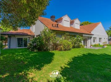 Casa · 304m² · 4 Ambientes · Chalet en Importante Esquina del Barrio Los Troncos