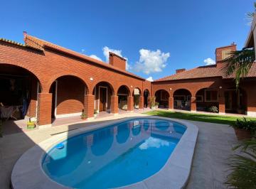 Foto · Casa de Categoria con Gran Terreno y Patio con Pileta.