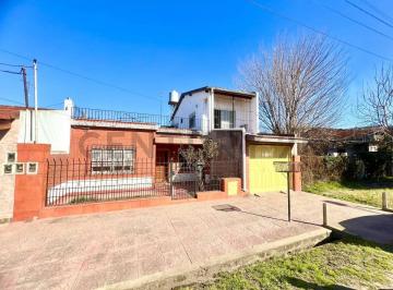 Casa · 128m² · 5 Ambientes · 2 Cocheras · Venta Casa Gonzalez Catan Lote Propio con Cochera