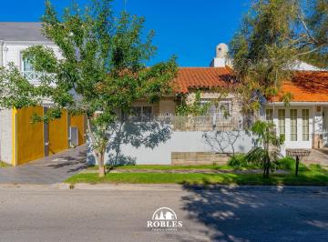 Casa · 142m² · 3 Ambientes · Chalet en El Entorno del Barrio Los Troncos