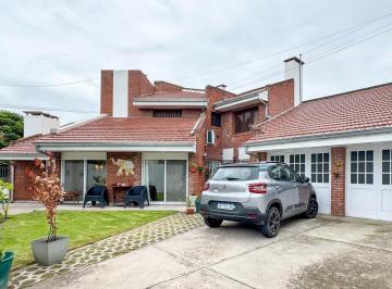 Casa · 305m² · 5 Ambientes · 2 Cocheras · Casa en San Carlos