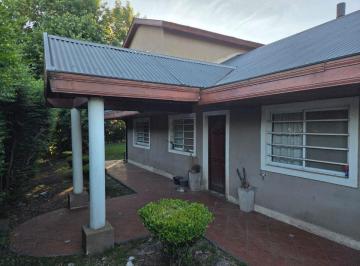 Casa de 4 ambientes, La Plata · Casa en Venta en El Peligro - 3 Ambientes + Piscina, Quincho y Amplio Parque