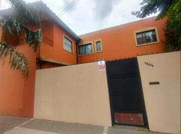 Casa · 130m² · 6 Ambientes · 3 Cocheras · Casa Quilmes con 4 Dormi y Cochera Excelente Ubicacion