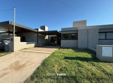 Casa · 105m² · 4 Ambientes · 1 Cochera · Duplex en Venta de 3 Dorm. con Pileta - Bº Norte 1