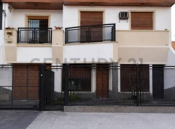 Casa · 160m² · 5 Ambientes · Chalet de Categoría en Dos Plantas - Acepta Permuta - Apto Crédito.