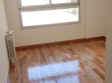 Departamento de 3 ambientes, Boedo · Hermoso 3 Amb + Baño y Toilette con Amplio Balcon Al Contrafrente. Mucha Luz.
