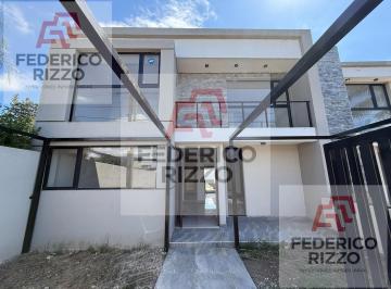 Casa · 250m² · 6 Ambientes · 2 Cocheras · Exclusiva Casa en Venta 3 Dorm. y Cochera Doble