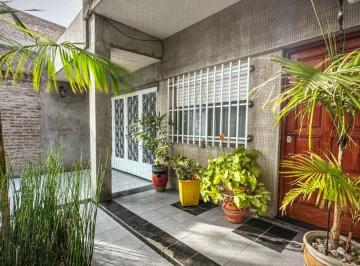 Casa · 136m² · 10 Ambientes · 3 Cocheras · Casa en Fisherton con Pileta y Jardin
