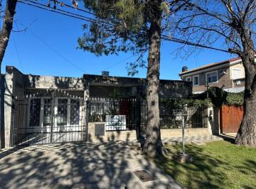 Casa · 136m² · 10 Ambientes · 3 Cocheras · Casa en Fisherton con Pileta y Jardin
