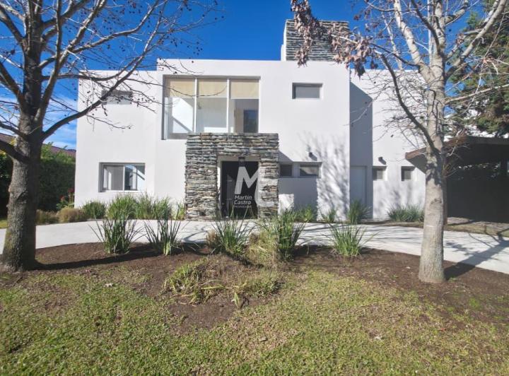 Casa · 240m² · 6 Ambientes · 1 Cochera