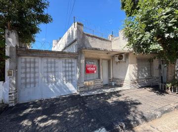 PH · 276m² · 4 Ambientes · 1 Cochera · PH en Bernal