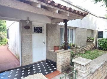 Casa · 80m² · 2 Dormitorios · En Venta Chalet de 3 Ambientes en Excelente Ubicacion.