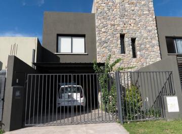 Casa · 162m² · 4 Ambientes · 1 Cochera · Duplex en Venta