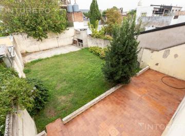 Casa · 204m² · 5 Ambientes · 1 Cochera · Venta Casa 5 Ambientes Jardin Parrilla Cochera - Acepta Permuta