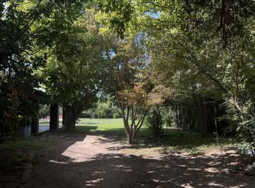 Casa · 230m² · 7 Ambientes · 4 Cocheras · Casa en Venta con Gran Jardin en Chacras de Coria