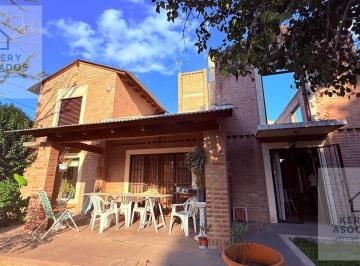 Casa · 339m² · 7 Ambientes · 2 Cocheras · Casa 3 Dorm. - 2 Baños - Quincho - Jardin y Cochera Doble Villa Allende Parque.