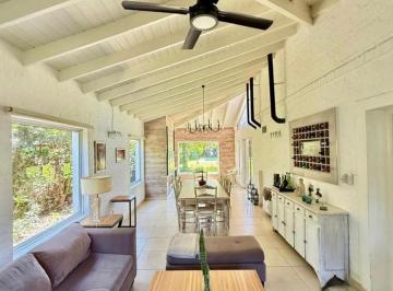 Casa · 340m² · 6 Ambientes · Casa de 6 Ambientes con Pileta en Venta