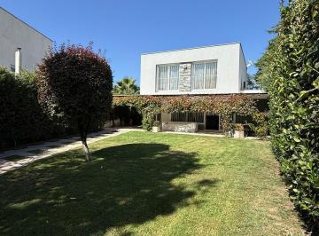 Casa de 4 ambientes, Chacras de Coria · Casa Moderna en Barrio Mirador Sur Chacras de Coria