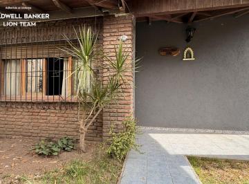 Casa · 120m² · 4 Ambientes · 2 Cocheras · Casa 4 Amb. C/ Terraza y Altillo en Villa Luzuriaga — Apto Crédito, Escritura Inmediata