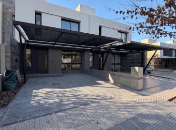 Casa · 170m² · 5 Ambientes · 2 Cocheras · Duplex 3 Dorm - Barrio Cerrado Greenville