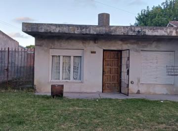 Casa · 80m² · 3 Ambientes · 3 Cocheras · Casa de Tres Ambientes con Patio. Estado a Refaccionar.