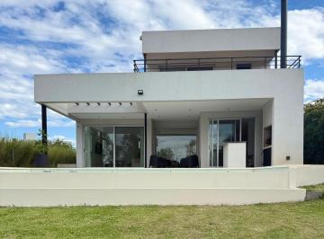 Casa · 226m² · 6 Ambientes · 4 Cocheras · Casa Al Lago 3 Dorm. Mas Escritorio en Alquiler