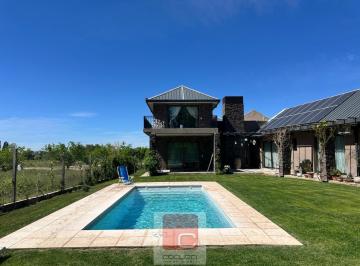 Casa · 442m² · 3 Ambientes · 4 Cocheras · Excelente Casa en Venta en Prestigioso Barrio Privado La Vacherie Country Golf